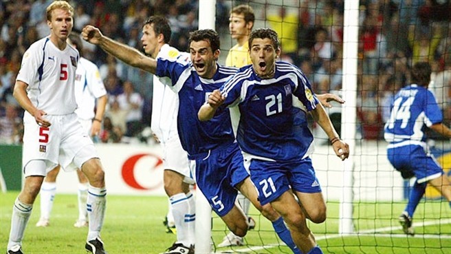 Traianos Dellas (trái) ăn mừng "bàn thắng bạc" giúp Hy Lạp vượt qua CH Czech ở bán kết